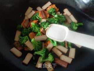 西蓝花胡萝卜炒鸡蛋干的做法步骤：10