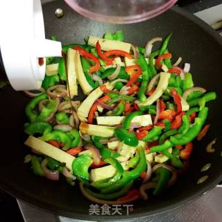 时椒炒鸡肉的做法步骤：8