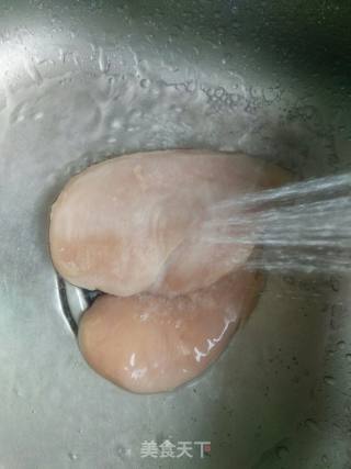 嫩煎鸡胸肉的做法步骤：1