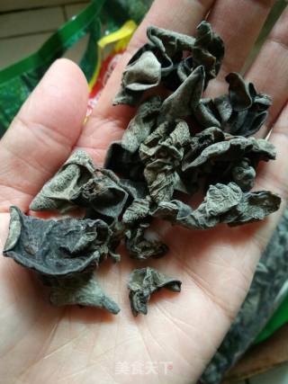 木耳炒肉的做法步骤：1