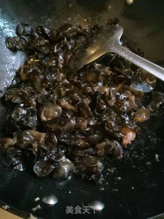 木耳炒肉的做法步骤：3
