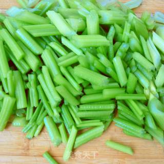 “ 家常菜 ”芹菜炒粉的做法步骤：3