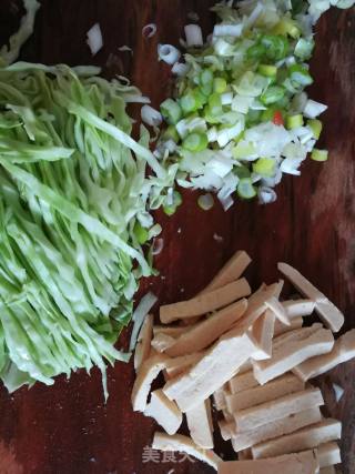 豆腐炒绿甘蓝的做法步骤：1