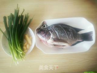 焖罗非鱼的做法步骤：1