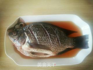 焖罗非鱼的做法步骤：2