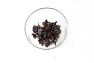 红糖桂圆戚风蛋糕的做法步骤：2