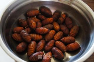 葱姜炒蚕蛹的做法步骤：1