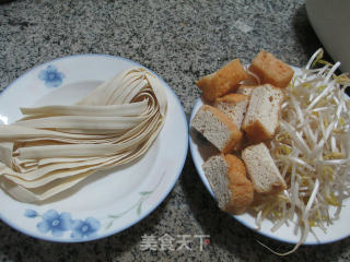 油豆腐绿豆芽刀削面的做法步骤：1