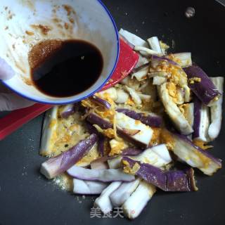 咸蛋黄炒茄子的做法步骤：7