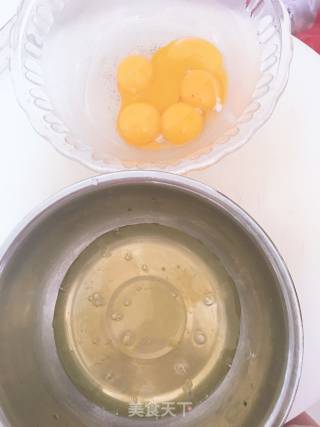 八寸戚风蛋糕的做法步骤：1