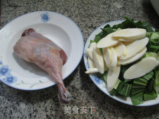 茭白青菜煮腊鸭腿的做法步骤：1