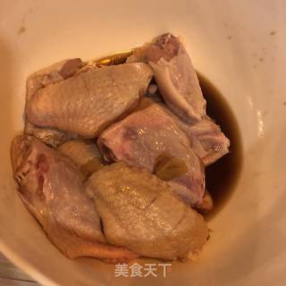 红烧鸡翅中的做法步骤：1
