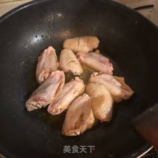 红烧鸡翅中的做法步骤：2