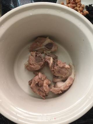 生熟地花生扇骨汤的做法步骤：2