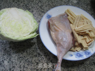 腐竹腊鸭腿煮包心菜的做法步骤：1