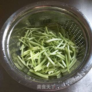 爆炒山芋梗子的做法步骤：1