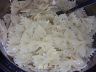 鸡蛋肉片丝瓜蝴蝶粉的做法步骤：1