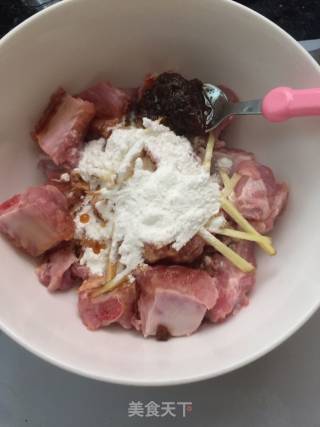 沙茶酱蒸土豆排骨的做法步骤：3