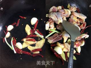 【兔子爱厨房】黄焖土鸡的做法步骤：3
