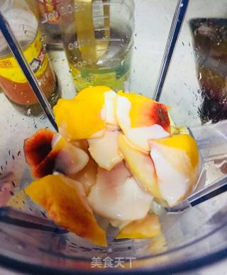 香蕉黄桃奶昔的做法步骤：2