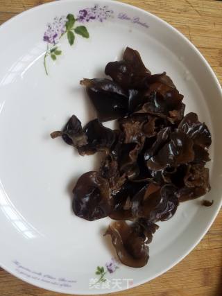 白菜炒木耳的做法步骤：1