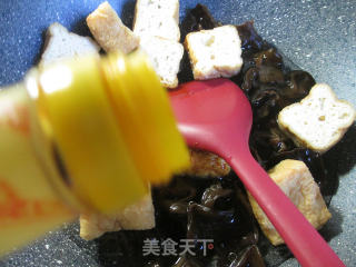 黑木耳烧油豆腐的做法步骤：5