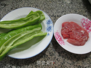 肉丝炒青椒的做法步骤：1