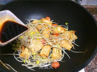 黄豆芽炒煎豆腐的做法步骤：10