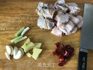 鸡翅炖土豆的做法步骤：1