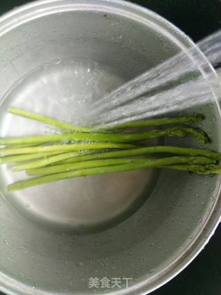 芦笋炒五香豆腐干的做法步骤：1