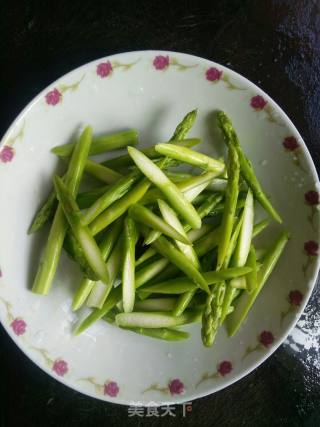 芦笋炒五香豆腐干的做法步骤：2