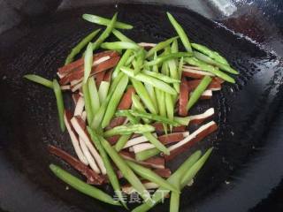 芦笋炒五香豆腐干的做法步骤：7