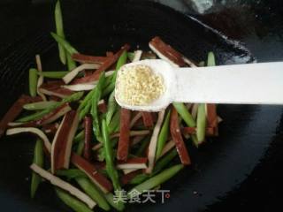 芦笋炒五香豆腐干的做法步骤：9