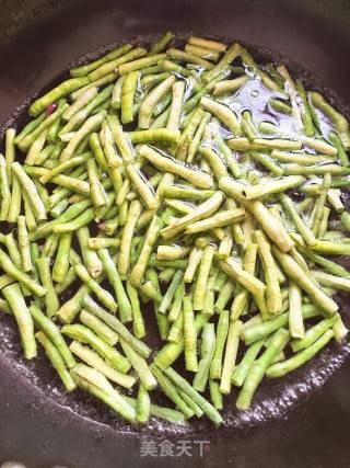 豆角炒肉的做法步骤：1