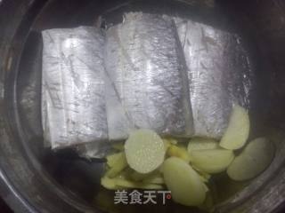 煎带鱼的做法步骤：1