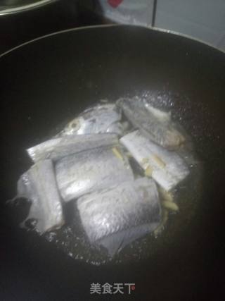 煎带鱼的做法步骤：2