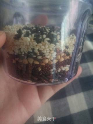 米糊（黑米粘米粟米荞麦黑芝麻白芝麻）的做法步骤：1