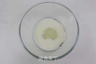 红丝绒旋风蛋糕卷的做法步骤：1