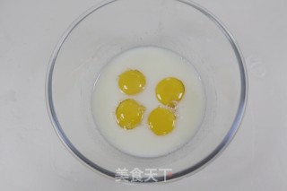 红丝绒旋风蛋糕卷的做法步骤：2