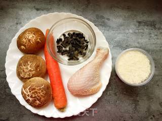 香菇鸡腿焖饭（电饭煲版）的做法步骤：1