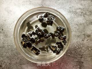 香菇鸡腿焖饭（电饭煲版）的做法步骤：2
