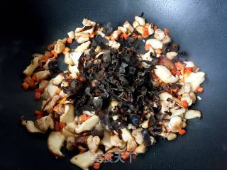 香菇鸡腿焖饭（电饭煲版）的做法步骤：12