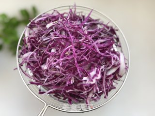 山茶油拌紫甘蓝的做法步骤：4