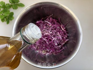 山茶油拌紫甘蓝的做法步骤：7