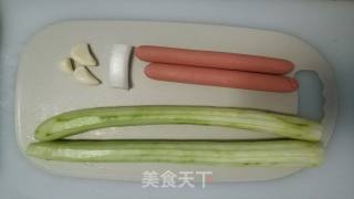 黄瓜炒香肠的做法步骤：2