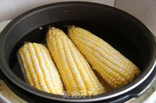 水煮嫩玉米的做法步骤：1