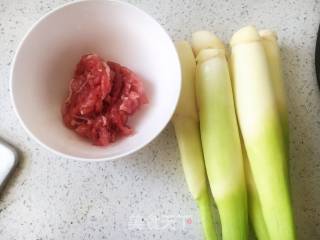 肉丝炒茭白的做法步骤：1