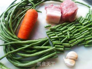 下饭菜豇豆炒肉的做法步骤：1