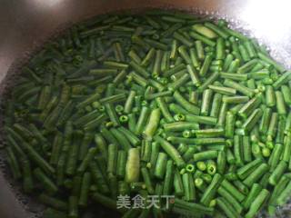 下饭菜豇豆炒肉的做法步骤：2