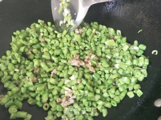 剁椒豇豆末的做法步骤：2